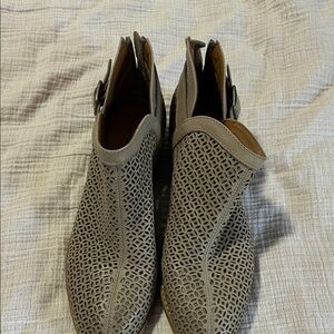 Comfortiva Womens Perforated Leather Zip On Booties — tan Size 6.5 W